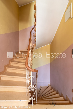 Pagalma māja, renovēta māja, slēgts pagalms, apsargāta teritorija, ieeja no pagalma, kāpņu Rīga - foto 11