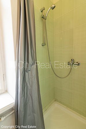 Pagalma māja, renovēta māja, slēgts pagalms, apsargāta teritorija, ieeja no pagalma, kāpņu Rīga - foto 9