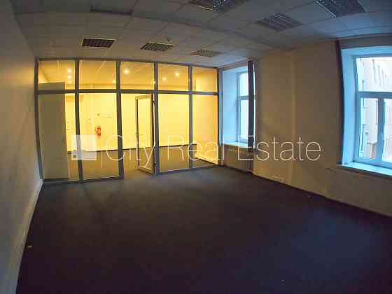 Фасадный дом, закрытый двор, объект охраняет физическая охрана, вход с улицы, Rīga