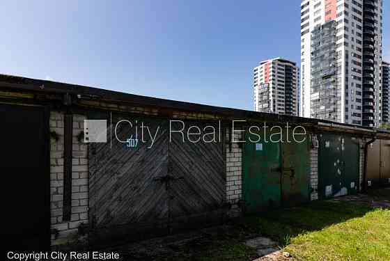 Земля в собственности, территория обнесена забором, закрытая территория, гараж Rīga