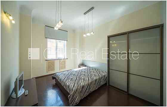 Фасадный дом, закрытый двор, вход с улицы, лестничная клетка после косметического Рига