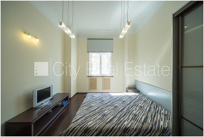 Fasādes māja, slēgts pagalms, ieeja no ielas, kāpņu telpa pēc kosmētiskā remonta, logi Rīga - foto 7