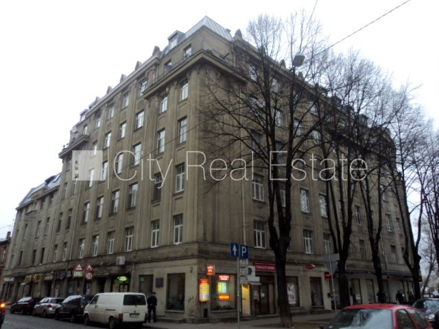 Fasādes māja, slēgts pagalms, ieeja no ielas, kāpņu telpa pēc kosmētiskā remonta, logi Rīga - foto 16