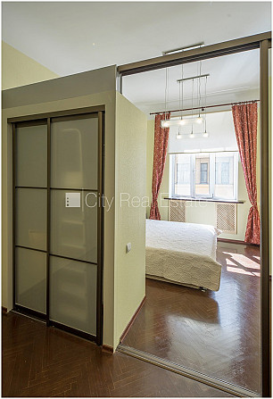 Fasādes māja, slēgts pagalms, ieeja no ielas, kāpņu telpa pēc kosmētiskā remonta, logi Rīga - foto 5