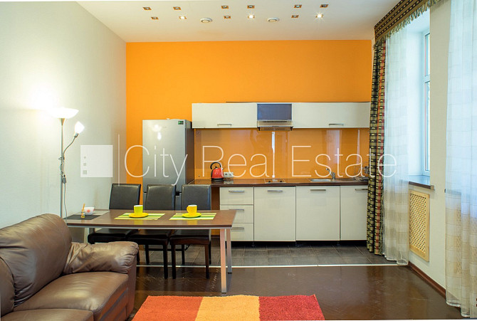 Fasādes māja, slēgts pagalms, ieeja no ielas, kāpņu telpa pēc kosmētiskā remonta, logi Rīga - foto 3