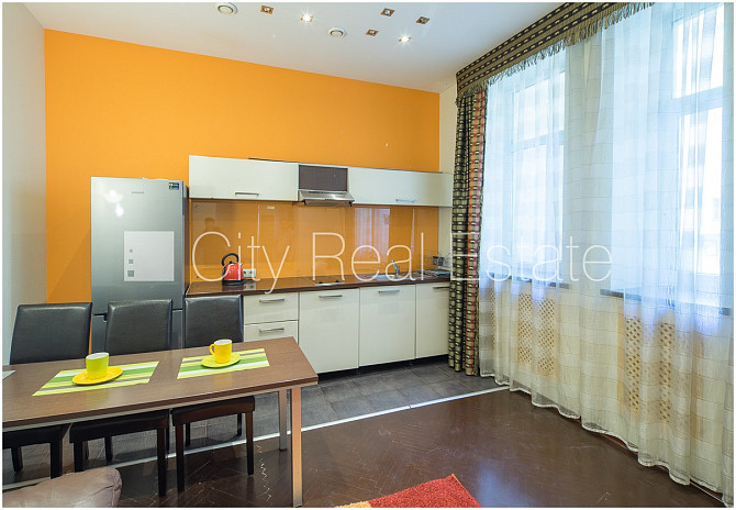 Fasādes māja, slēgts pagalms, ieeja no ielas, kāpņu telpa pēc kosmētiskā remonta, logi Rīga - foto 2