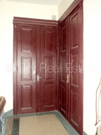 Fasādes māja, slēgts pagalms, ieeja no ielas, kāpņu telpa pēc kosmētiskā remonta, logi Rīga - foto 15