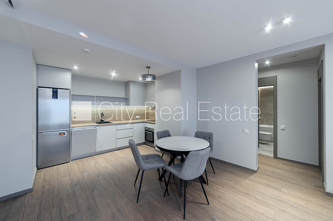 Новостройка, энергоэффективный дом, территория обнесена забором, места для Рига - изображение 1