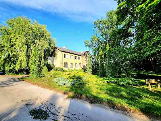 Благоустроенная озеленённая территория, места для нескольких машин, стоянка на Добеле и район