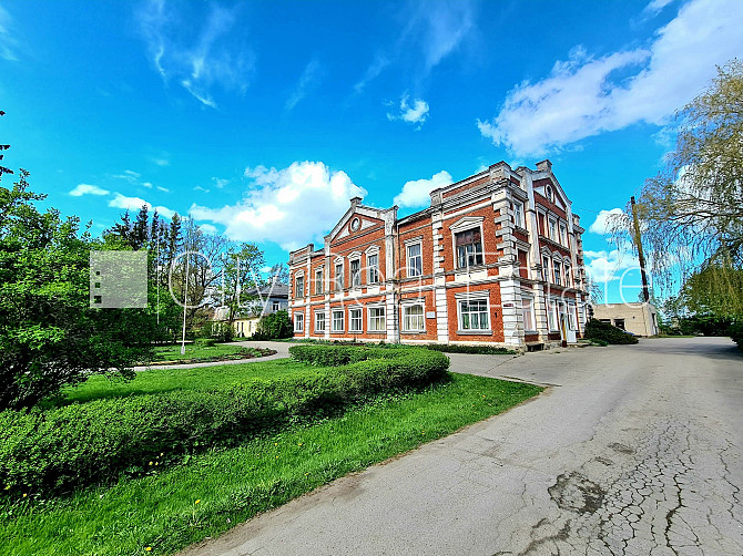 Благоустроенная озеленённая территория, места для нескольких машин, стоянка на Добеле и район - изображение 19