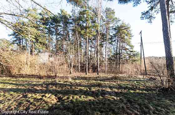 Территория обнесена железным забором, вход с улицы, разрешено строить Рига