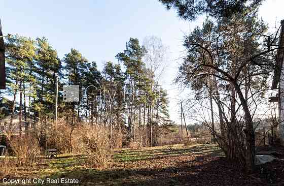 Территория обнесена железным забором, вход с улицы, разрешено строить Рига