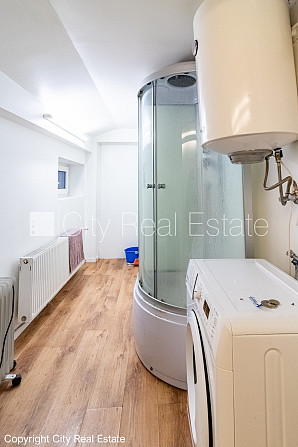 Fasādes māja, labiekārtota apzaļumota teritorija, mansards, viena istaba izolēta, viena istaba Rīga - foto 7