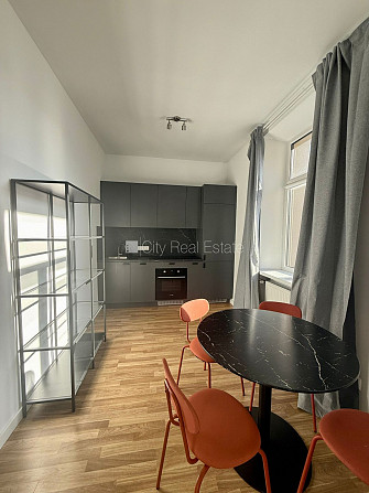 Фасадный дом, реновированный дом, возможность аренды парковки, вход с улицы, лифт, Рига - изображение 1
