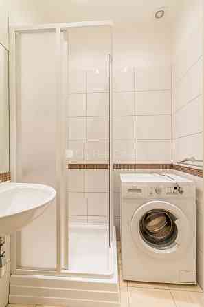 Здание во дворе, реновированный дом, благоустроенная озеленённая территория, Rīga