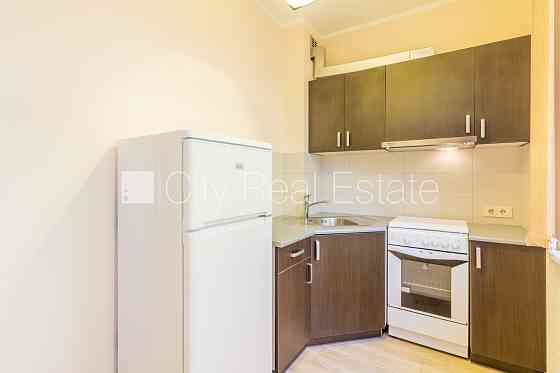 Здание во дворе, реновированный дом, благоустроенная озеленённая территория, Rīga