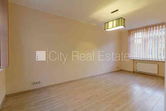 Здание во дворе, реновированный дом, благоустроенная озеленённая территория, Rīga