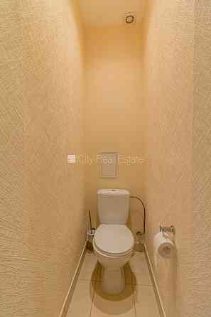 Здание во дворе, реновированный дом, благоустроенная озеленённая территория, Rīga