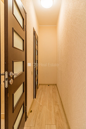 Здание во дворе, реновированный дом, благоустроенная озеленённая территория, Рига - изображение 7