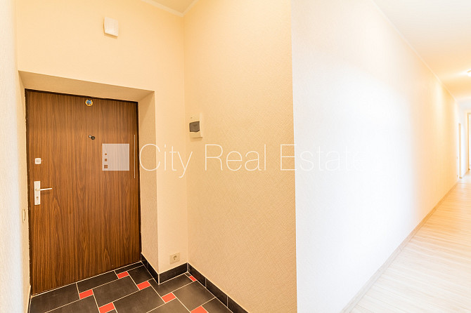 Здание во дворе, реновированный дом, благоустроенная озеленённая территория, Рига - изображение 8