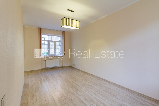 Здание во дворе, реновированный дом, благоустроенная озеленённая территория, Рига - изображение 4