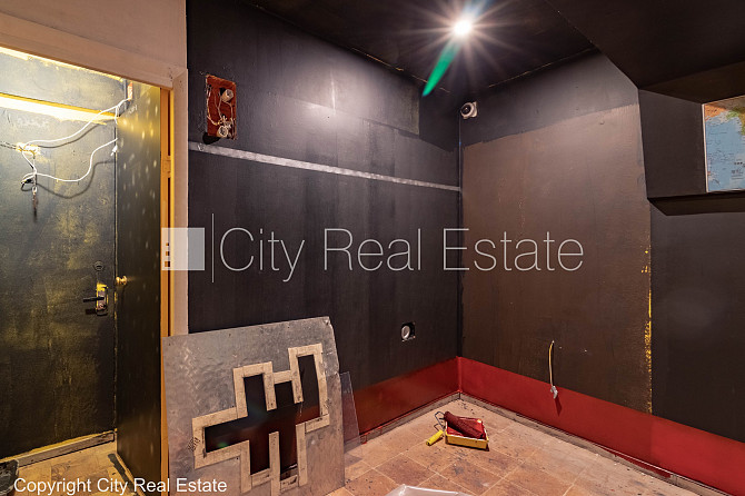 Реставрированный дом, подъездная дорога покрыта брущаткoй, вход с улицы, Рига - изображение 18