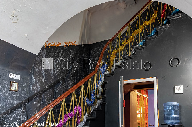 Реставрированный дом, подъездная дорога покрыта брущаткoй, вход с улицы, Рига - изображение 8