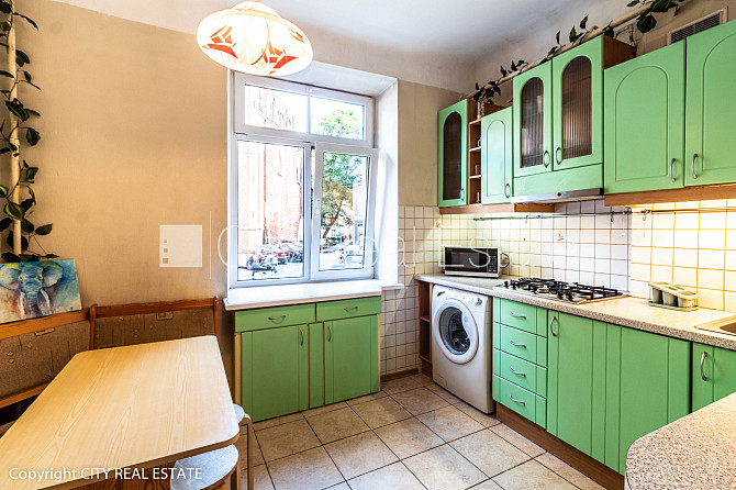 Renovēta māja, ieeja no pagalma, beletāža, kāpņu telpa pēc kosmētiskā remonta, logi Rīga - foto 11