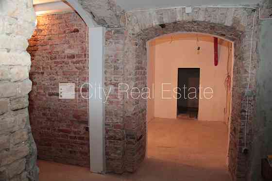 Фасадный дом, фасад с декоративной штукатуркой, закрытый двор, место для машины, Рига