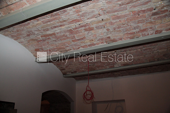 Фасадный дом, фасад с декоративной штукатуркой, закрытый двор, место для машины, Рига - изображение 9