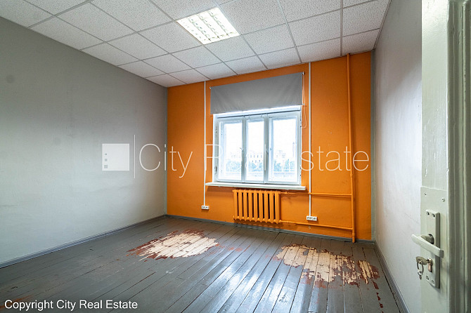 Фасадный дом, закрытый двор, места для нескольких машин, вход с улицы, лестничная Рига - изображение 10