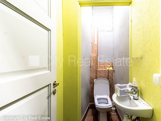 Фасадный дом, закрытый двор, места для нескольких машин, вход с улицы, лестничная Рига - изображение 18