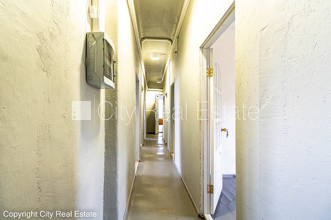 Фасадный дом, закрытый двор, места для нескольких машин, вход с улицы, лестничная Рига - изображение 16