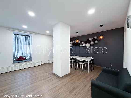 Фасадный дом, вход с улицы, окна выходят на улицу, центральное отопление, Рига