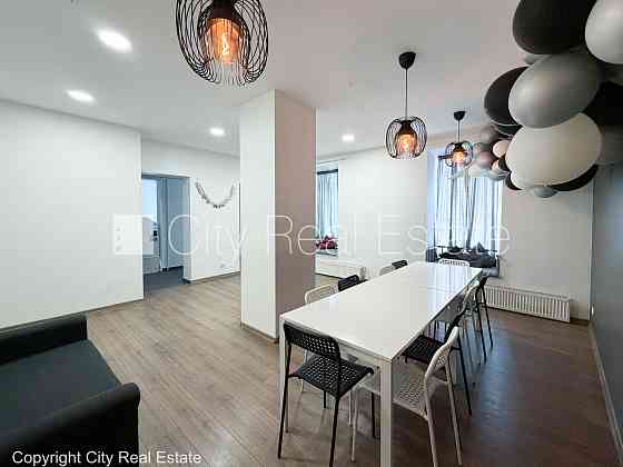 Фасадный дом, вход с улицы, окна выходят на улицу, центральное отопление, Рига