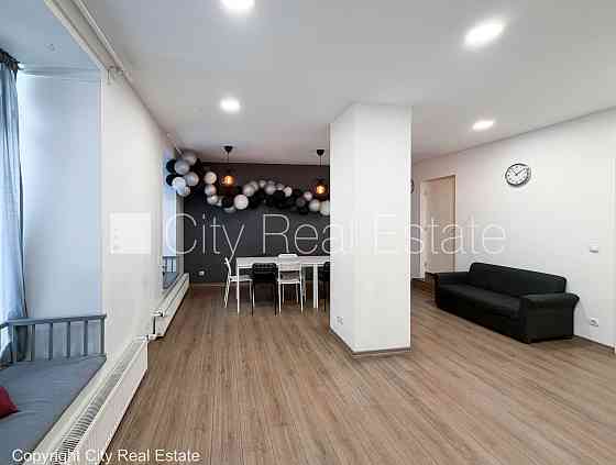 Фасадный дом, вход с улицы, окна выходят на улицу, центральное отопление, Рига