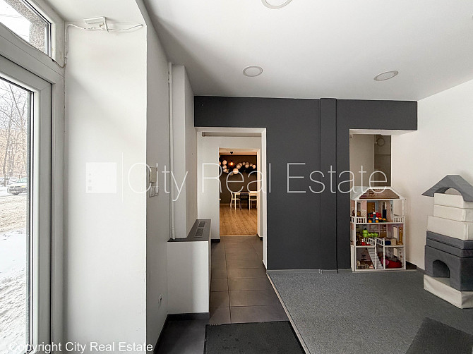 Фасадный дом, вход с улицы, окна выходят на улицу, центральное отопление, Рига - изображение 11