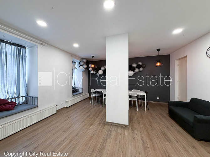 Фасадный дом, вход с улицы, окна выходят на улицу, центральное отопление, Рига - изображение 1