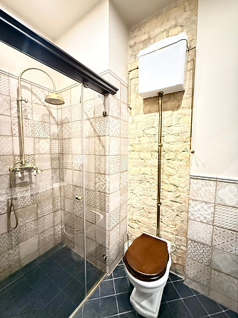 Fasādes māja, renovēta māja, bruģēts piebraucamais ceļš, ieeja no ielas, luksuss Rīga - foto 12