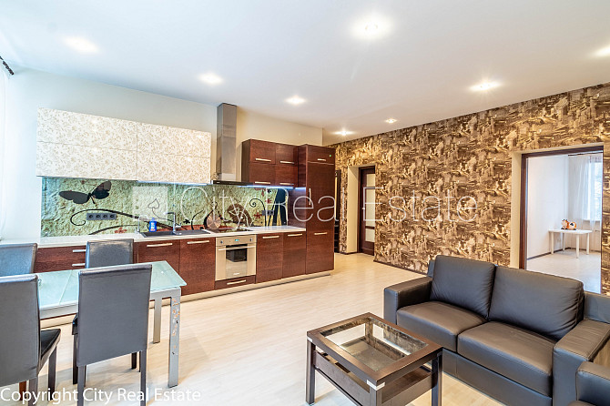 Фасадный дом, бесплатная стоянка во дворе, лестничная клетка после капитального Рига - изображение 4