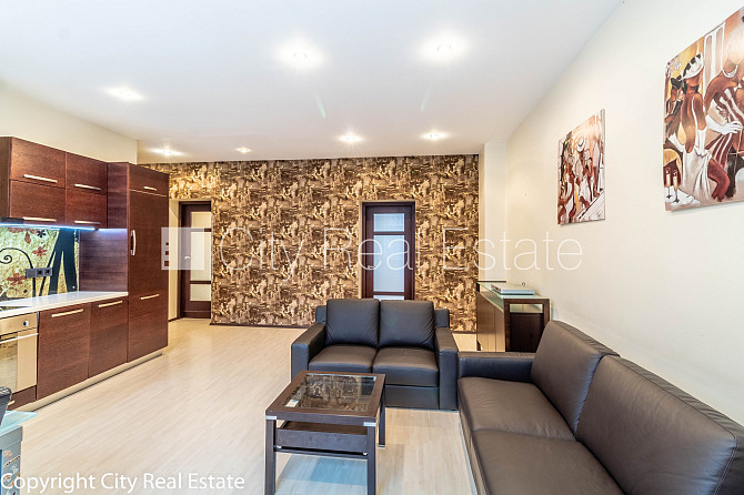 Фасадный дом, бесплатная стоянка во дворе, лестничная клетка после капитального Рига - изображение 5