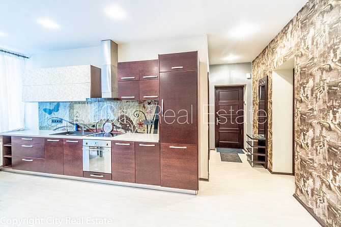 Фасадный дом, бесплатная стоянка во дворе, лестничная клетка после капитального Рига - изображение 6