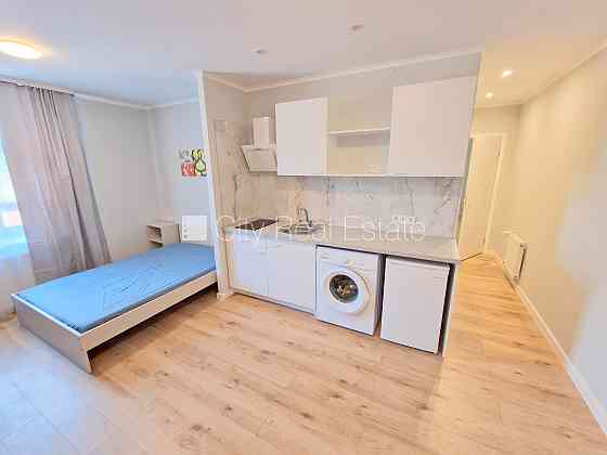 Фасадный дом, закрытый двор, возможность аренды парковки, вход с улицы, Рига