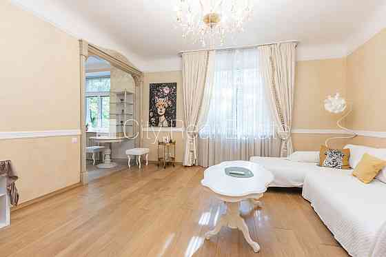 Фасадный дом, реновированный дом, место для машины, вход с улицы и со двора, Rīga