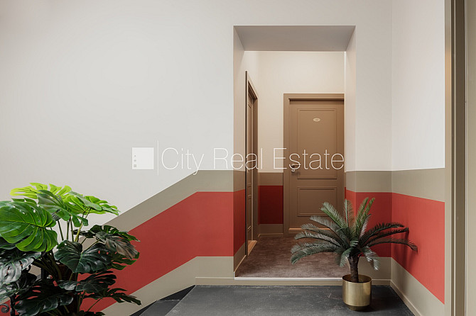 Fasādes māja, renovēta māja, ieeja no ielas, ir lifts, istabas izolētas 2 gab., studio tipa, Rīga - foto 1