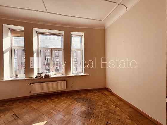 Фасадный дом, вход с улицы, лифт, лестничная клетка после капитального ремонта, Рига