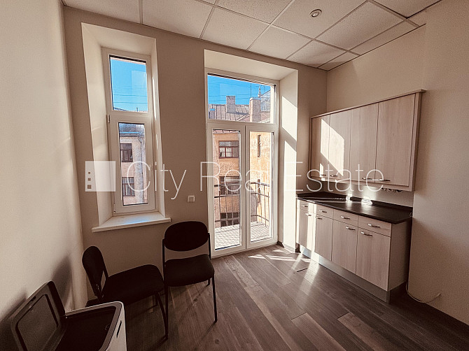 Fasādes māja, ieeja no ielas, ir lifts, kāpņu telpa pēc kapitālā remonta, balkons, sauna, Rīga - foto 7