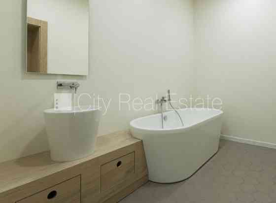 Реновированный дом, место для машины, лифт, балкон, количество спален 2 шт., Рига