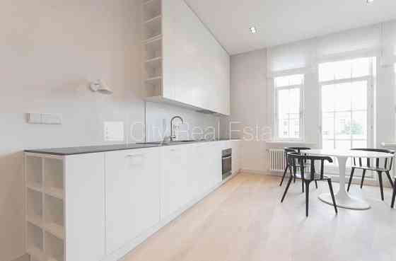 Реновированный дом, место для машины, лифт, балкон, количество спален 2 шт., Рига