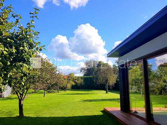 Земля в собственности, частный дом, реновированный дом, заменены инженерные Rīga